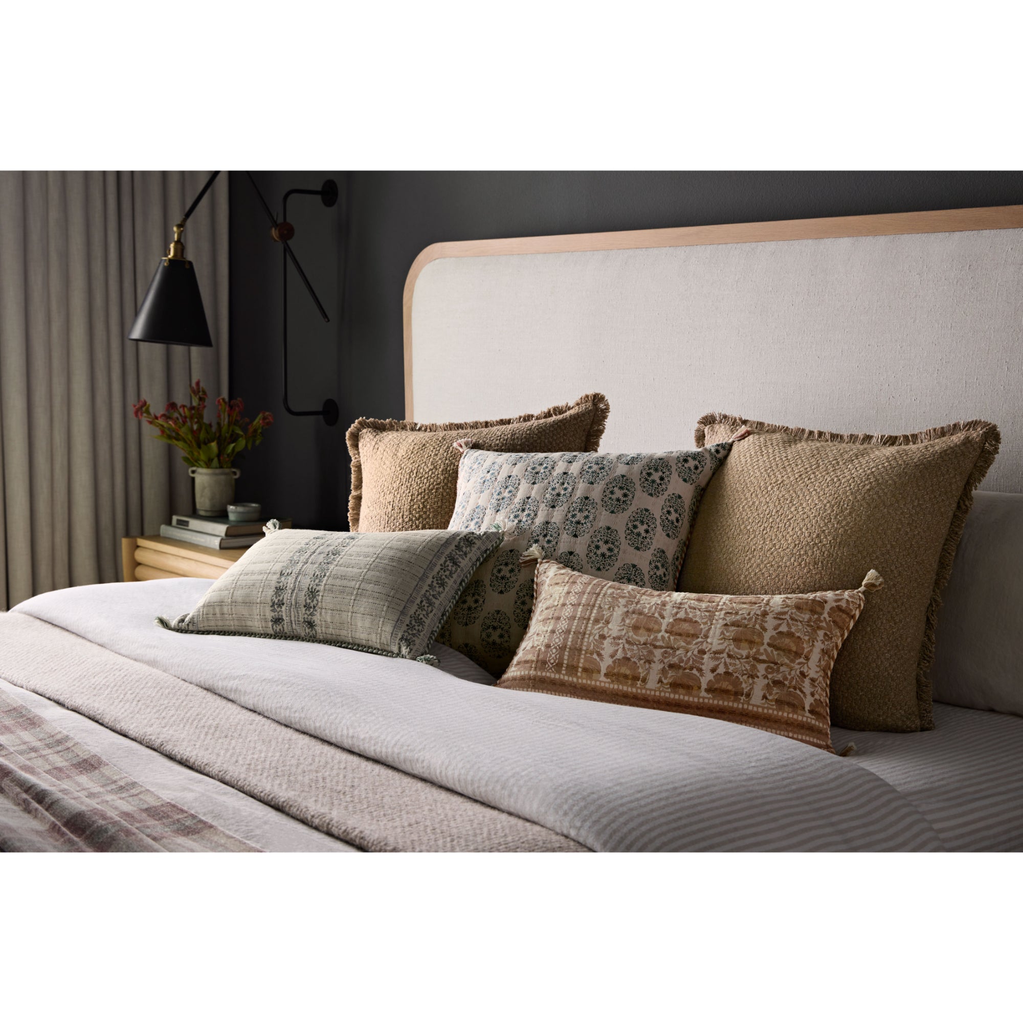 Loloi PLL0121 22'' x 22'' Cover with Down Pillow