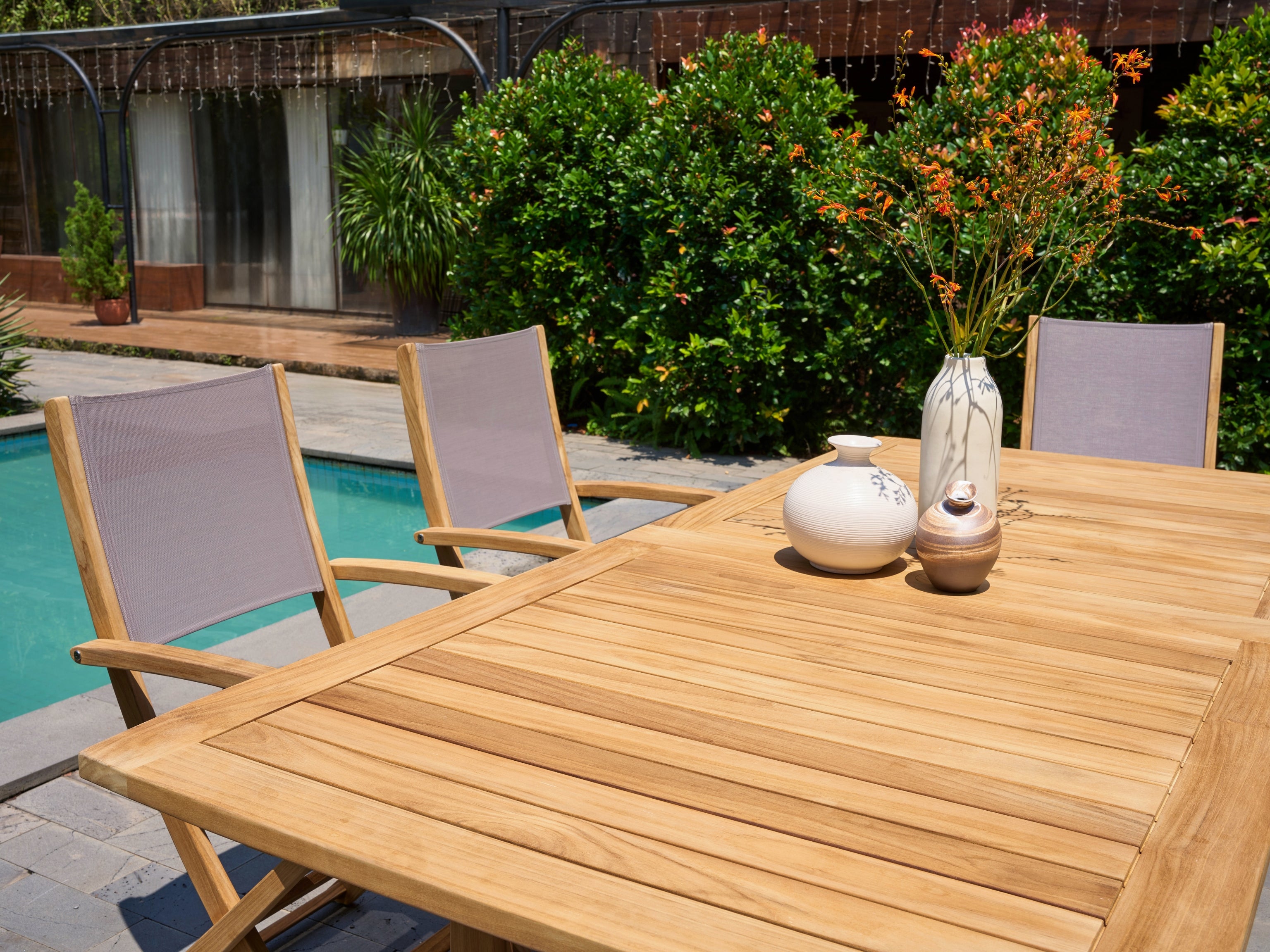 Ihland Dining Table