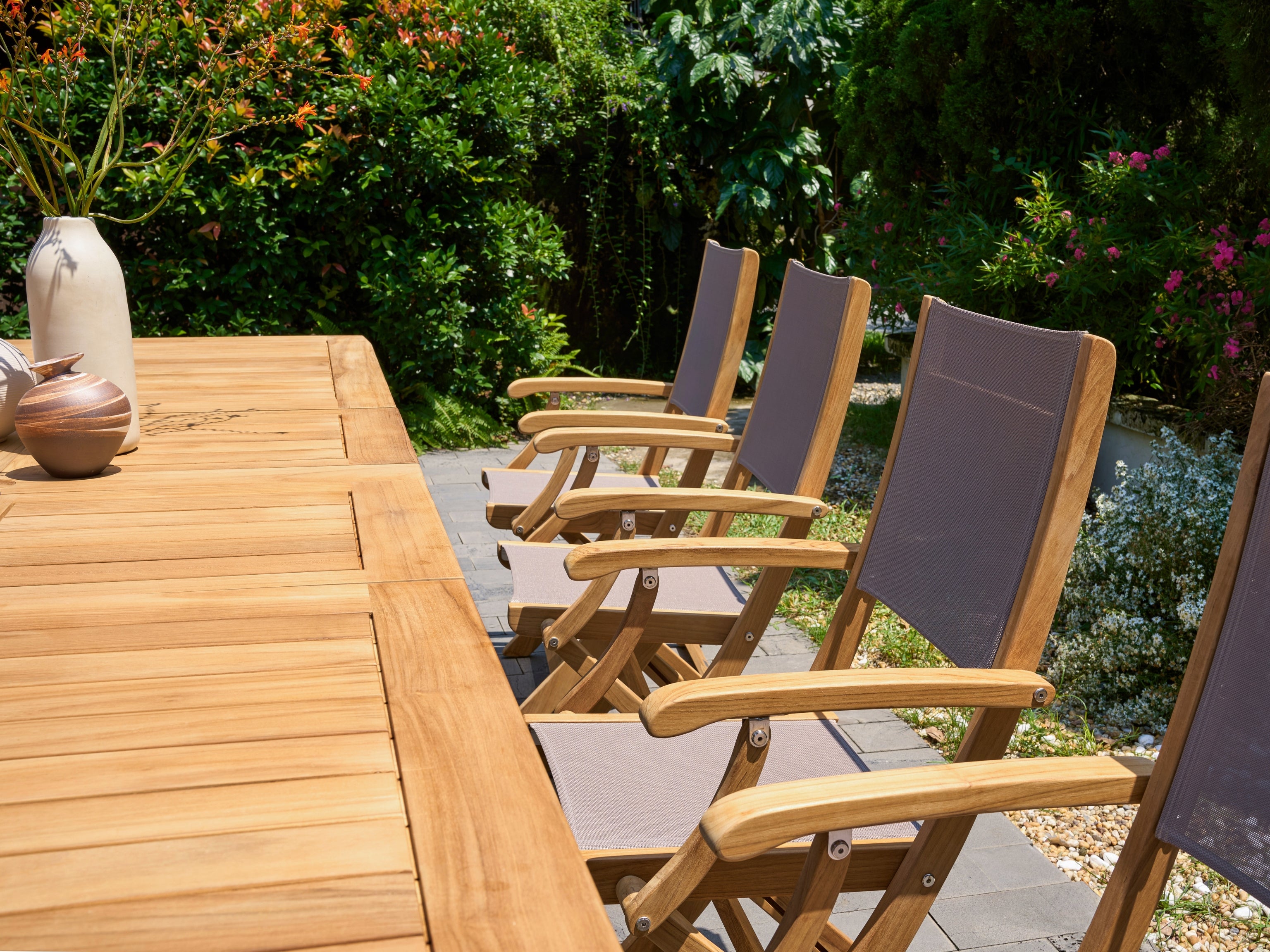 Ihland Dining Table