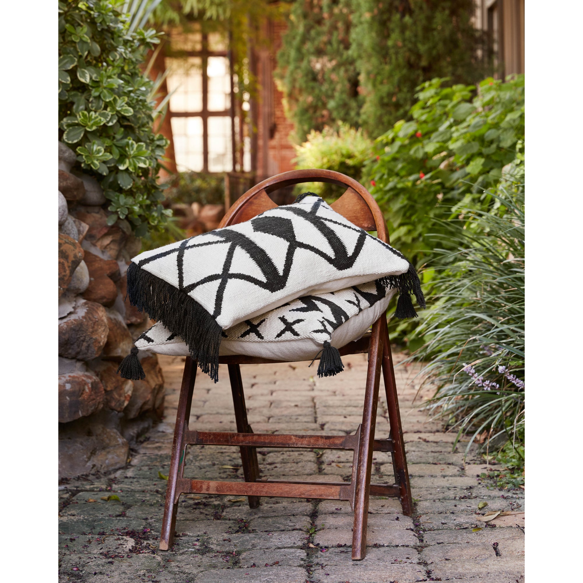 Loloi P0502 Black/Ivory 18" x 18" Cover with Poly Pillow