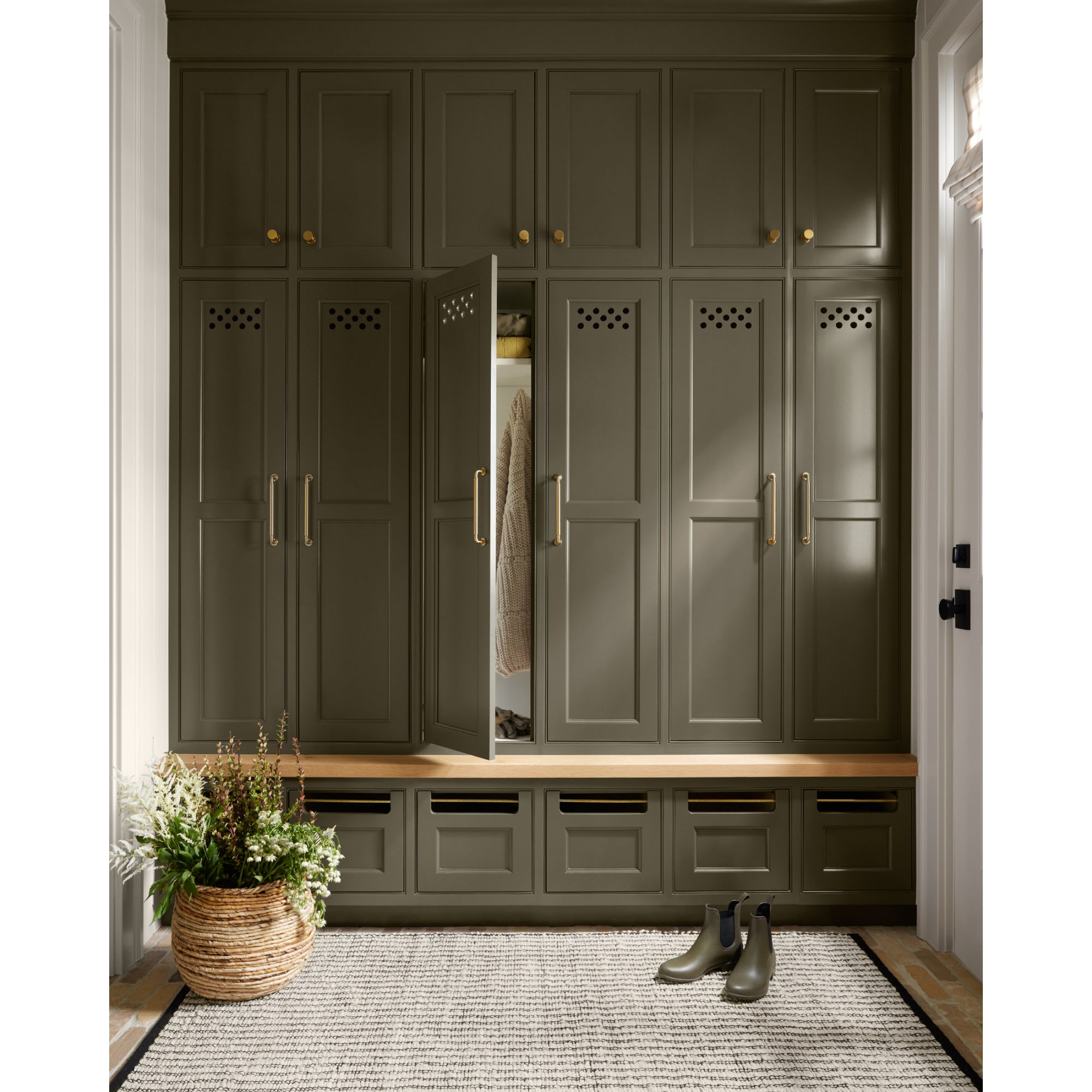 Angela Rose x Loloi Colton Ivory/Black Rug