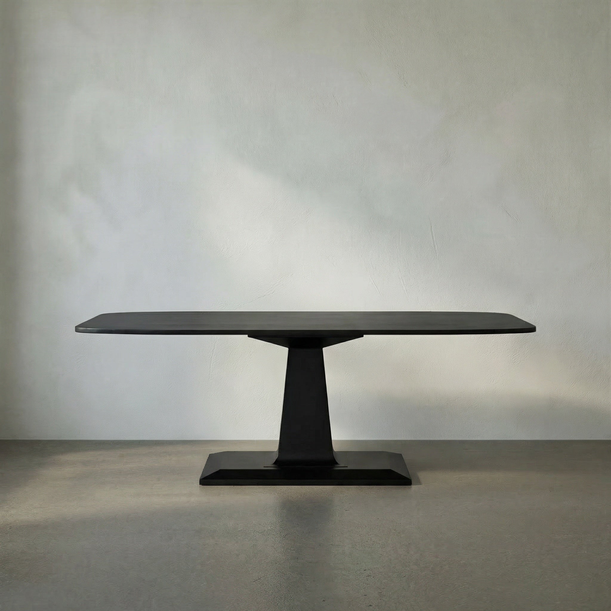 Amboss Dining Table