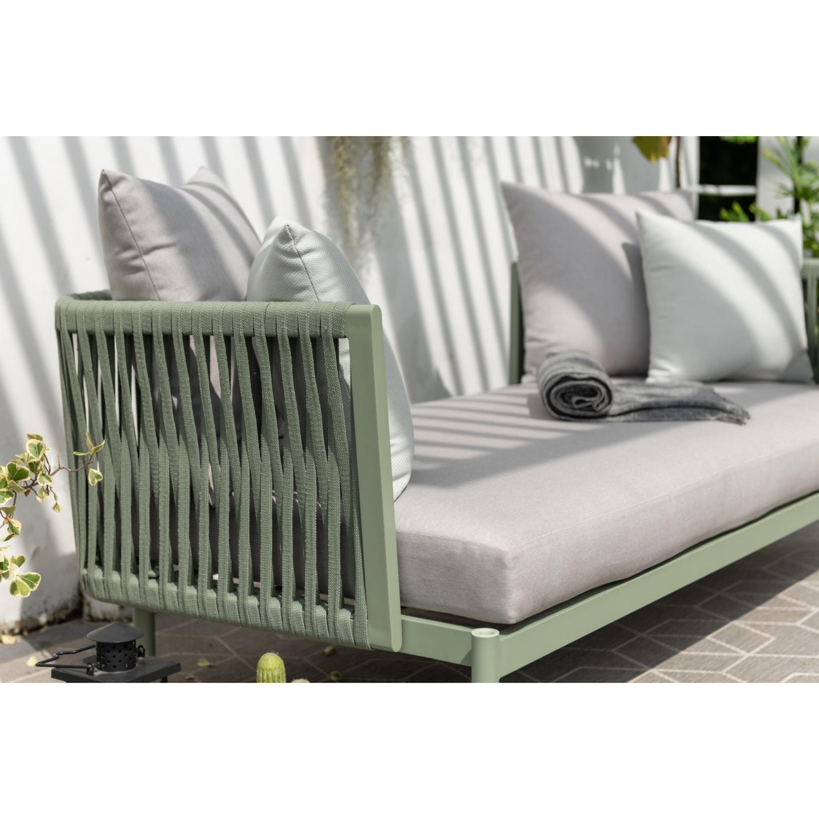 Mica Corner Aluminum Daybed with Side Table