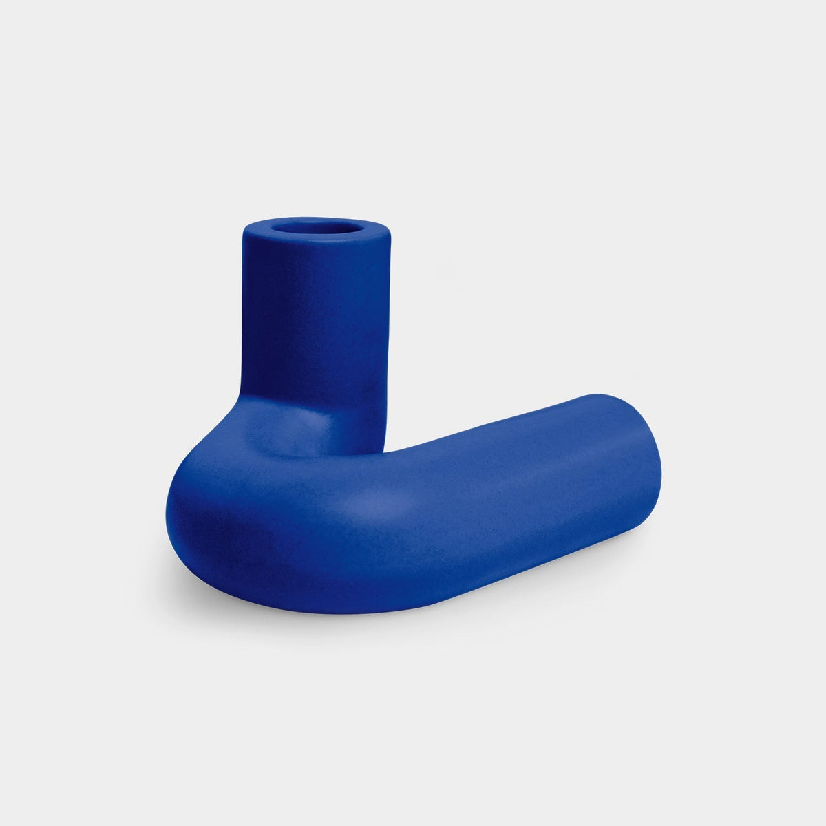 OCTAEVO Templo Candle Holder in blue — three-quarter view of its curved silhouette and matte finish.