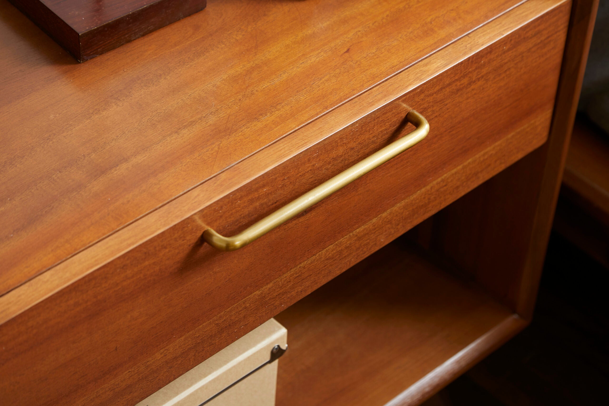 【米国アンティーク】vintageナイトテーブル／真鍮取っ手×ターンドレッグ Faux Shagreen Nightstand - Antique Brass Accents | Four Hands